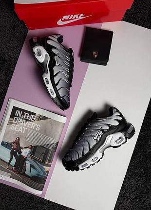 Жіночі кросівки nike air max plus grey black white