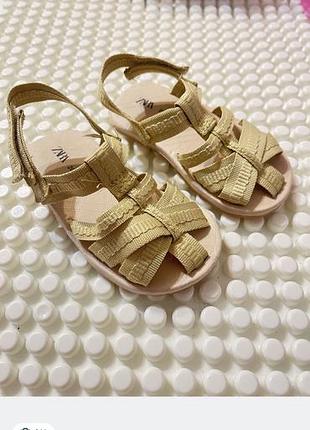 Zara босоніжки на дівчинку