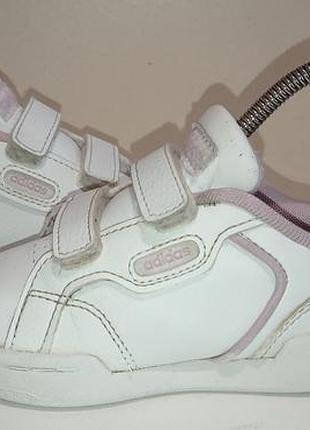 Брендовые кроссовки adidas.