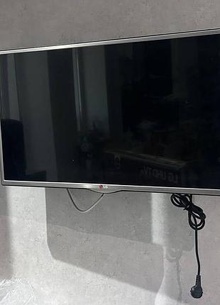 Телевизор lg в красивом состоянии с кронштейном