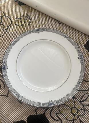 Елегантна десертна тарілка wedgwood amherst, виготовлена з високоякісної кістяної порцеляни та доповнена вишуканим платиновим обідком