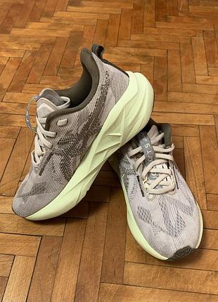 Кросівки жіночі для бігу asics novablast 5