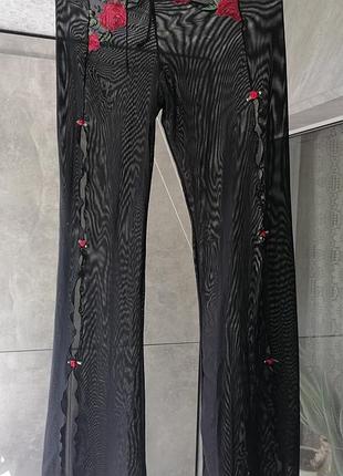 Прозрачные штаны с вышивкой и разрезами спереди