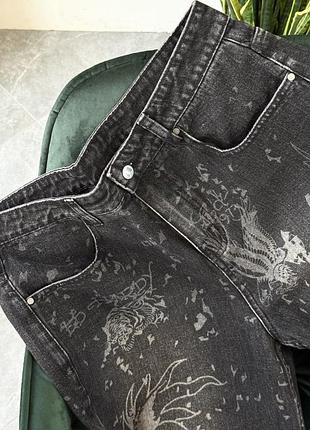 Джинсы мужские ed hardy темно серого цвета с контрастным графическим принтом