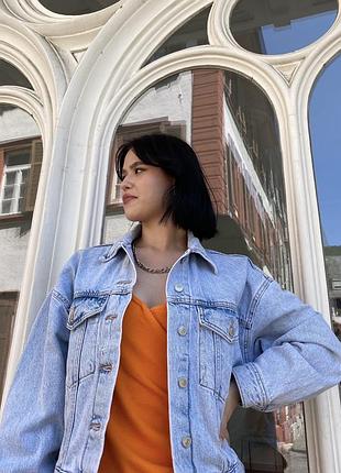 Жіноча джинсова куртка pull&bear, блакитного кольору, трішки з ефектом потертості, розмір s, 100% бавовна, має регульовані застібки внизу