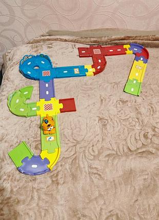 Игровой набор-автотрек vtech toot-toot drivers (включающий элементы из расширения deluxe track set) с маленькой машинкой-зверьком из этой же серии