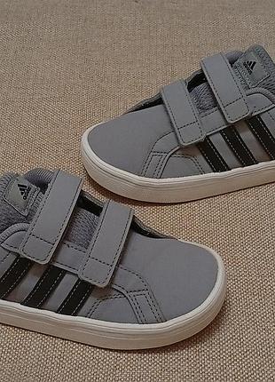 Кросівки adidas  27 17,5см