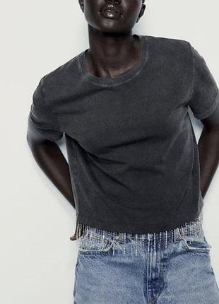 Футболка zara чорного кольору з декоративною бахромою з блискіток внизу, розмір s.