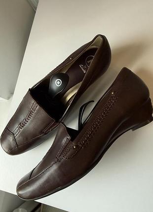 Шкіряні коричневі лофери k by clarks на танкетці, р. 36-37 (uk 4, устілка 23 см) • стан нових