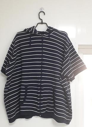 Okay
5xl
54/56( батал )
бавовняне жіноче темно сине худі  в білу полоску  короткими рукавами капішоном ,на  блискавці  мае  2 кишені 

 ідеальний стан
