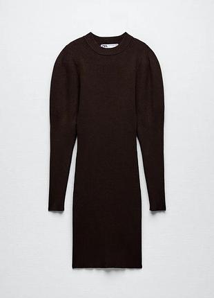 Вязаное платье в рубчик zara с акцентными рукавами