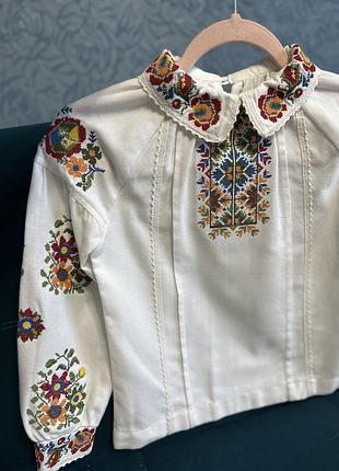 Дитяча вишиванка з квітковим орнаментом