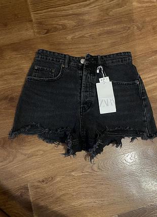 Шорти джинсові міні вкорочені рваний низ чорні з бахрамою hight- rise shorts zara 36 нова колекція