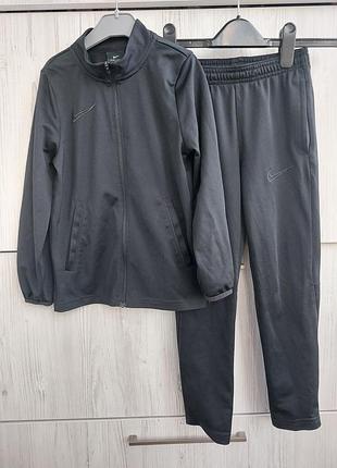 Брендовый тоненький спортивный костюм nike dri-fit academy размер 122-128