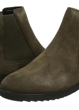 Clarks (модель griffin plaza). это женские демисезонные ботинки-челси зеленого (оливкового) цвета, изготовленные из натуральной замши.