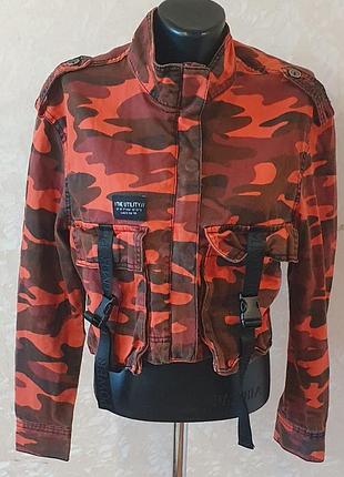 Классная модная нарядная укороченная куртка bershka в камуфляжном стиле размер s