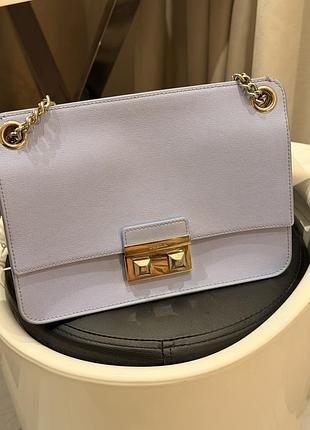 Сумочка furla, оригінал стан ідеальний, без подряпин на шкірі. є лише невеликі сліди використання на фурнітурі для в зоні застібки.