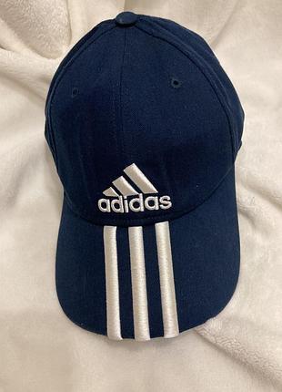 Темно-синяя бейсболка adidas