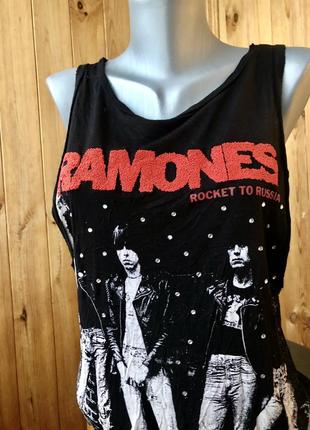 Майка ramones чёрная с бусинами с принтом рокерская5 фото