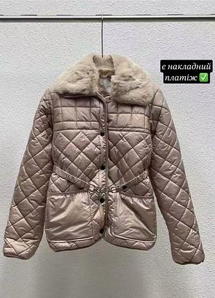Демісезонна жіноча куртка moncler з хутряним коміром та поясом стьобана бежева
