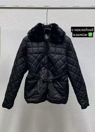 Демісезонна жіноча куртка moncler з хутряним коміром та поясом стьобана чорна
