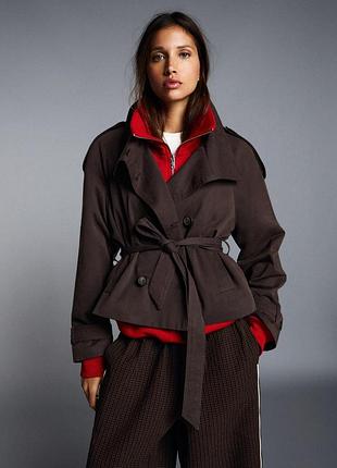 Вкорочений тренч з коміром стійкою від bershka розмір s