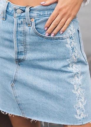 Levi’s джинсова спідниця міні з вишивкою