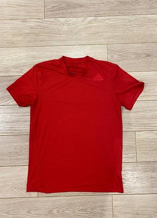 Красная спортивная футболка adidas
