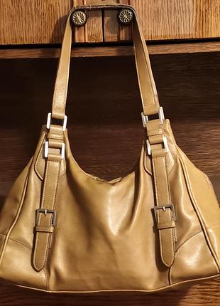 Женская сумка-хобо от немецкого бренда gerry weber, выполненная из мягкой коричневой єко кожи с характерной зернистой текстурой.