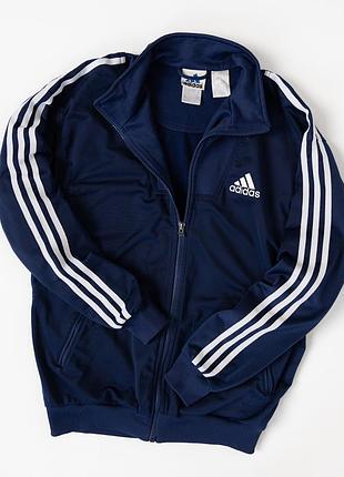 Чоловіча, спортивна олімпійка adidas темно-синього кольору з класичними, білими трьома смужками на рукавах та вишитим логотипом на грудях. модель має