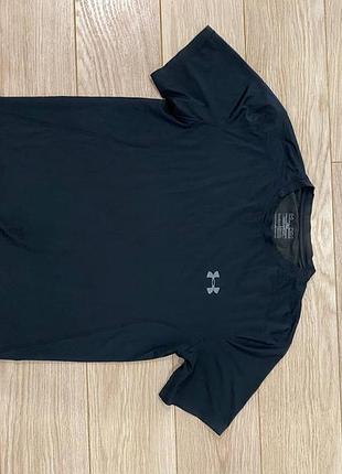Чорна спортивна футболка under armour heatgear