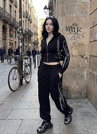 Спортивный женский костюм в стиле streetwear
