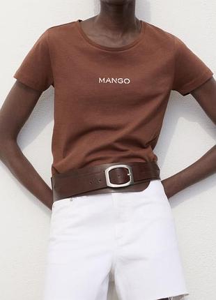 Mango коричнева футболка з бавовни з логотипом