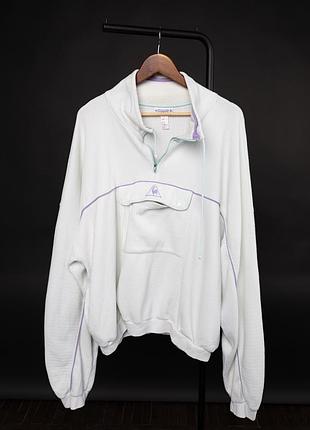 Чоловічий світшот, кофта le coq sportif білого кольору з коміром-стійкою та короткою блискавкою. модель доповнена великою кишенею спереду, декоративн