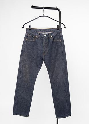 Чоловічі джинси levis 501 темно-синього кольору з класичною застібкою на ґудзиках. модель має прямий крій, п’ять кишень, фірмову шкіряну нашивку