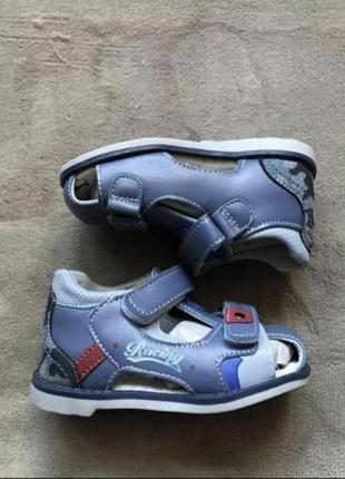 Босоножки на липучке