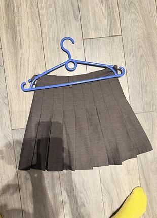 Коричневая плиссированная мини-юбка от zara выполнена в складку с фактурной меланжевой поверхностью.