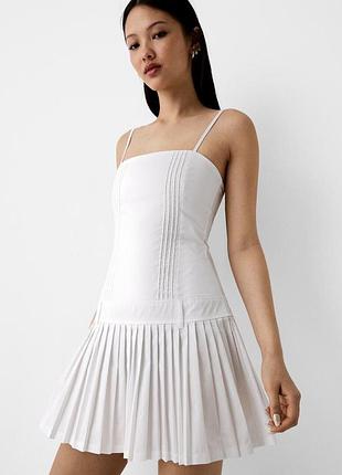 Біла коротка сукня на бретельках bershka, m