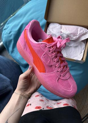 Яскраві нові рожеві кросівки puma palermo