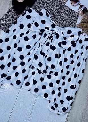 Біла блуза boohoo літня блуза в крупний горох блузка з бантом святкова блуза з відкритими плечима