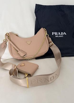 Оригінальна бежева сумка — prada re-edition 2005 saffiano leather bag
