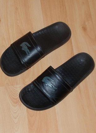 Чёрные тапки/сланцы lacoste benassi black yeeze polo ck original 44-44,5 (27,5-28-28,5см) шлёпанцы nike x jordan шлёпки