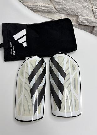 Оригінальні футбольні щітки щитки adidas tiro m