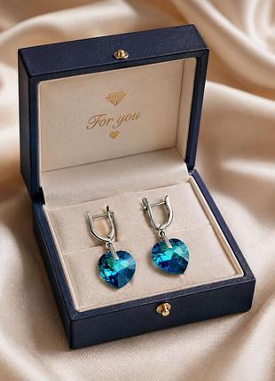 Серебряные серьги с большими кристаллами swarovski в форме синего сердца с переливами цвета bermuda blue.