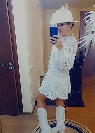 Бомбезна мереживна сукня
