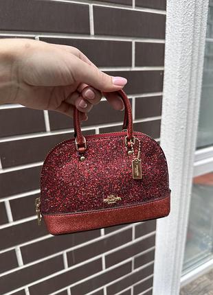 Ефектна міні-сумочка coach, оригінал.червоний колір із сяючим глітером, золота фурнітура та фірмовий брелок. ідеальний яскравий акцент!