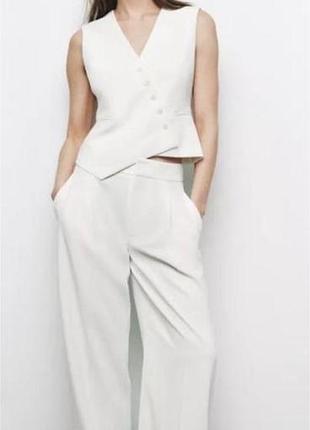 Костюм zara білі брюки та жилетка