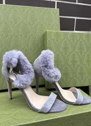 Сірий замшеві босоніжки steve madden з хутряним верхом. розмір 39. як нові. ціна: 1200.