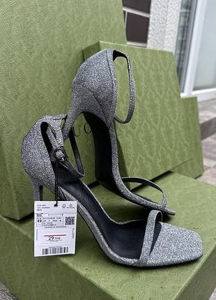 Стильні сріблясті босоніжки mango. нові, з біркою. розмір 40. на шпильці. ціна: 950 грн.