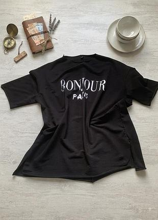 Стильна чорна футболка оверсайз з принтом «bonjour paris» трендова та неймовірно комфортна  вільного крою, яка стане базою для безлічі  образів